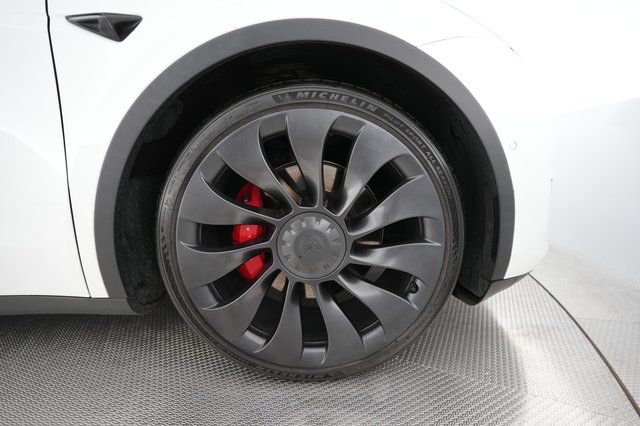 2022 Tesla Model Y — photo 16 of 24