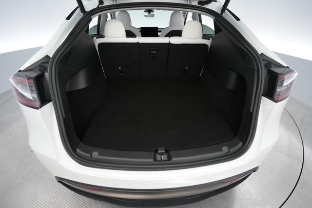 2022 Tesla Model Y — photo 6 of 24