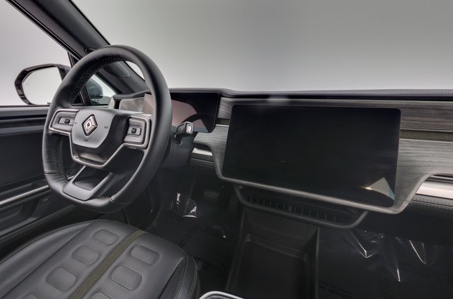 2025 Rivian R1S — photo 22 of 27