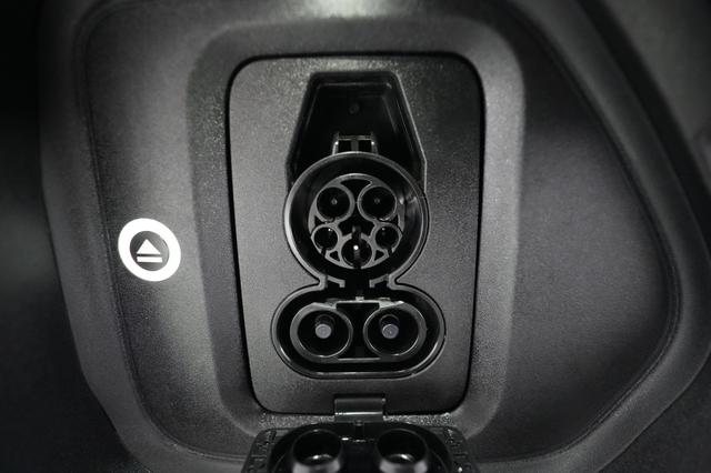 2025 Rivian R1S — photo 8 of 27