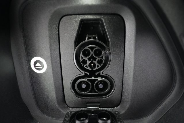 2025 Rivian R1S — photo 8 of 27