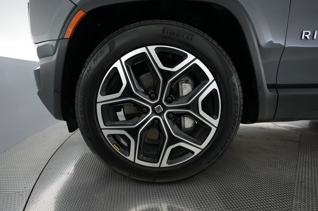 2025 Rivian R1S — photo 16 of 27
