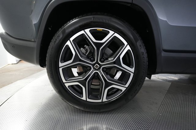 2025 Rivian R1S — photo 15 of 27