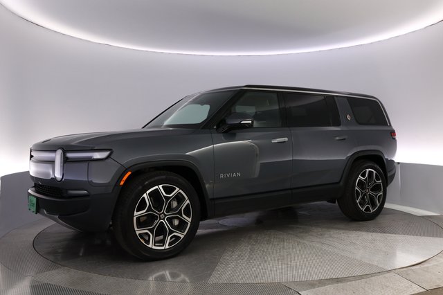 2025 Rivian R1S — photo 14 of 27