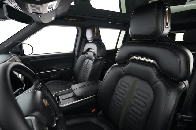 2025 Rivian R1S — photo 3 of 27