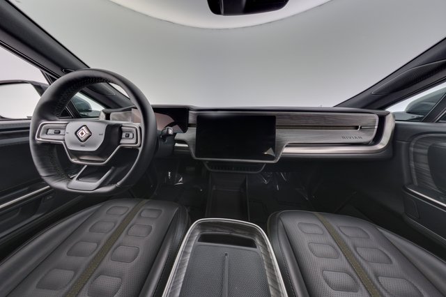 2025 Rivian R1S — photo 23 of 27