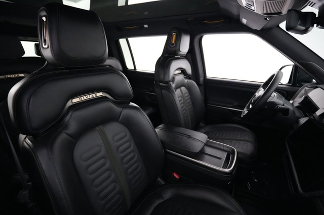 2025 Rivian R1S — photo 18 of 27