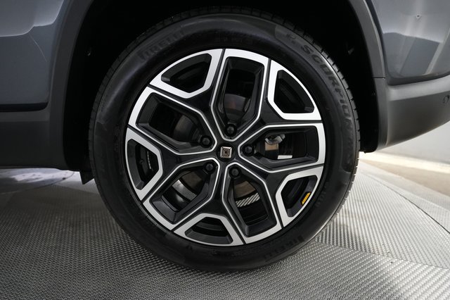 2025 Rivian R1S — photo 7 of 27