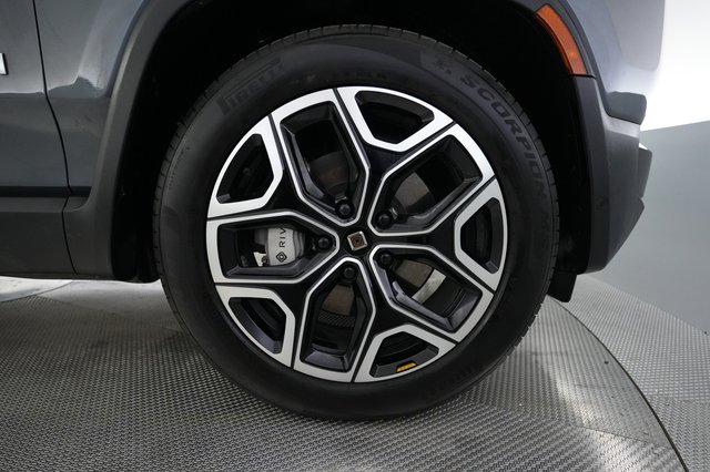 2025 Rivian R1S — photo 17 of 27