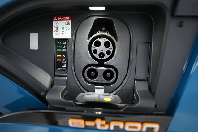 2019 Audi e-tron — photo 8 of 24