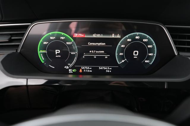 2019 Audi e-tron — photo 5 of 24
