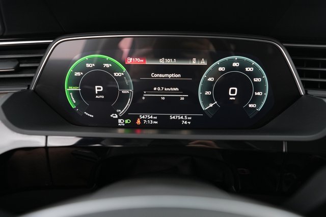 2019 Audi e-tron — photo 5 of 24