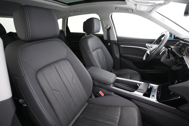 2019 Audi e-tron — photo 18 of 24