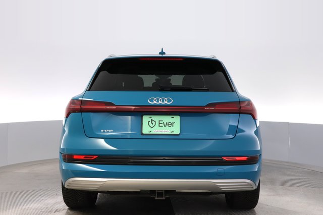 2019 Audi e-tron — photo 12 of 24