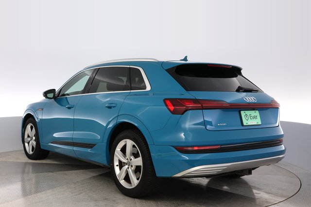 2019 Audi e-tron — photo 13 of 24