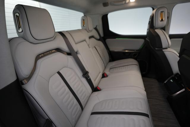 2023 Rivian R1T — photo 4 of 22
