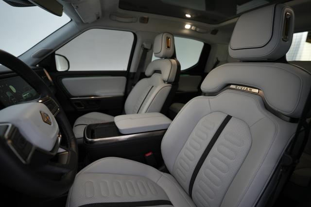 2023 Rivian R1T — photo 3 of 22