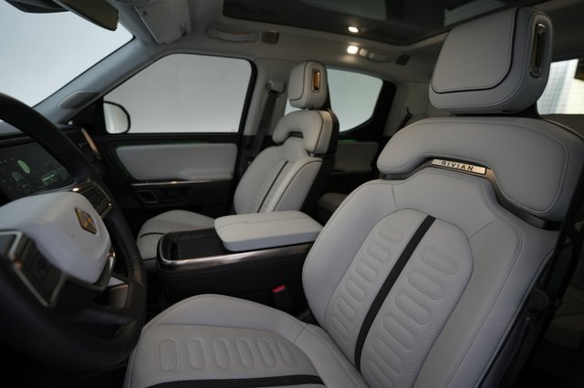 2023 Rivian R1T — photo 3 of 22
