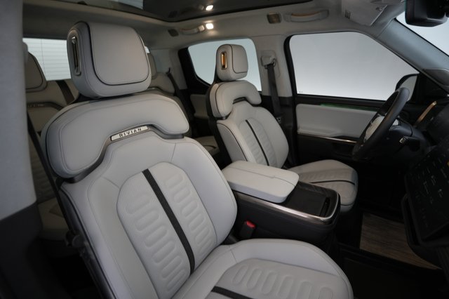 2023 Rivian R1T — photo 19 of 22