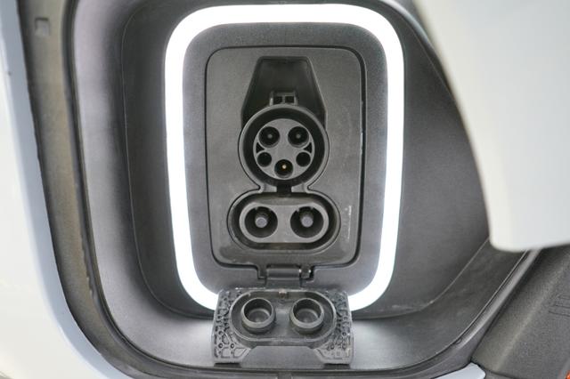 2023 Rivian R1T — photo 8 of 22