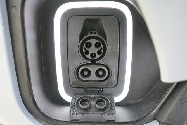 2023 Rivian R1T — photo 8 of 22
