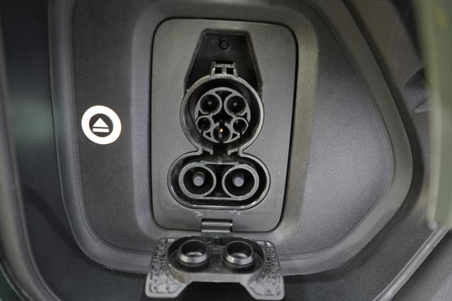 2025 Rivian R1S — photo 8 of 23