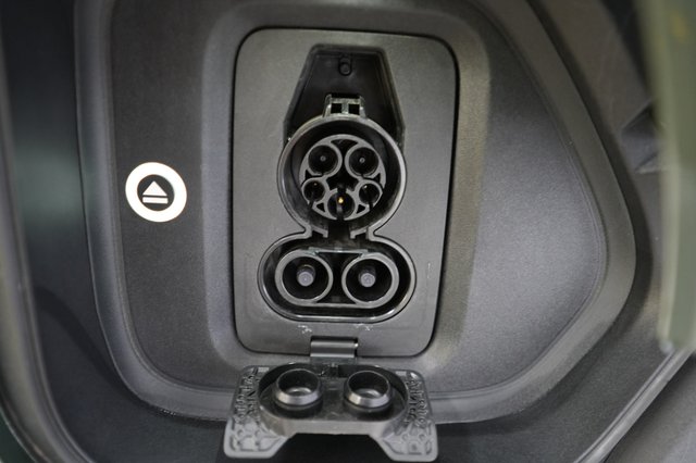2025 Rivian R1S — photo 8 of 23