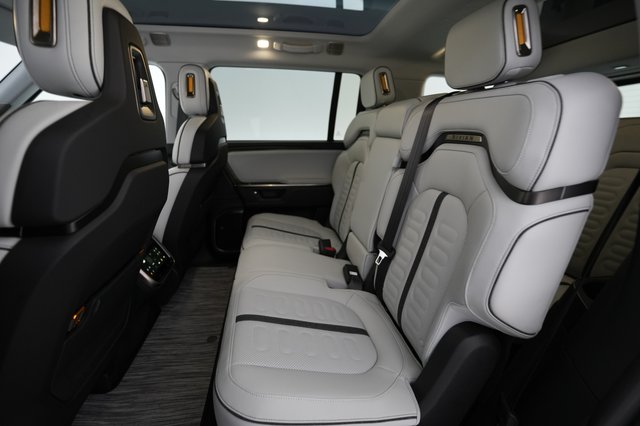 2025 Rivian R1S — photo 19 of 23