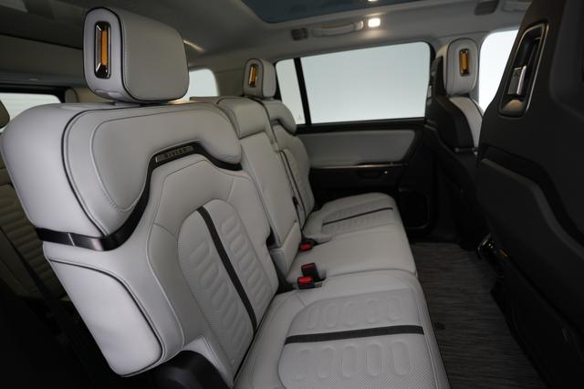 2025 Rivian R1S — photo 4 of 23