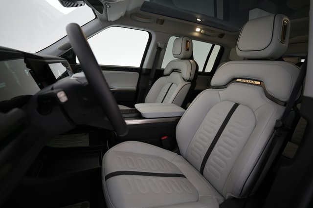2025 Rivian R1S — photo 3 of 23