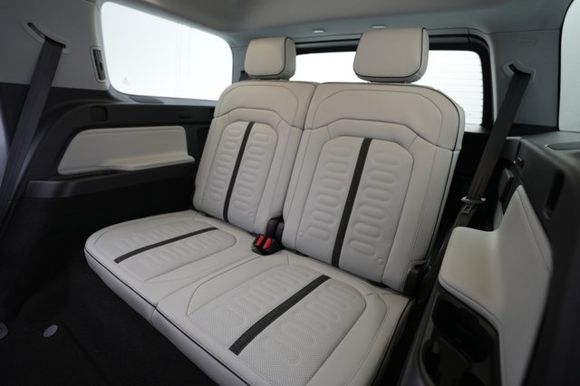 2025 Rivian R1S — photo 21 of 23