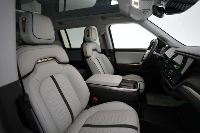 2025 Rivian R1S — photo 18 of 23
