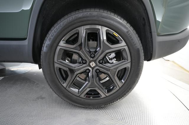 2025 Rivian R1S — photo 7 of 23