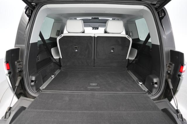 2025 Rivian R1S — photo 6 of 23
