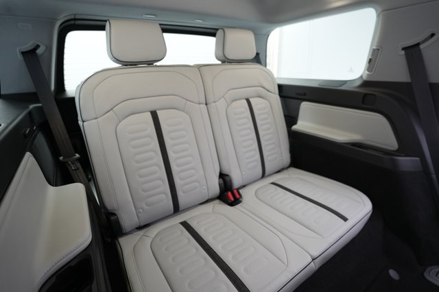 2025 Rivian R1S — photo 20 of 23