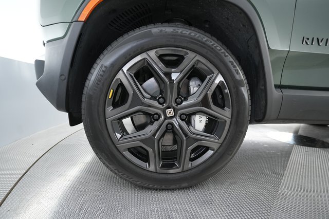 2025 Rivian R1S — photo 15 of 23
