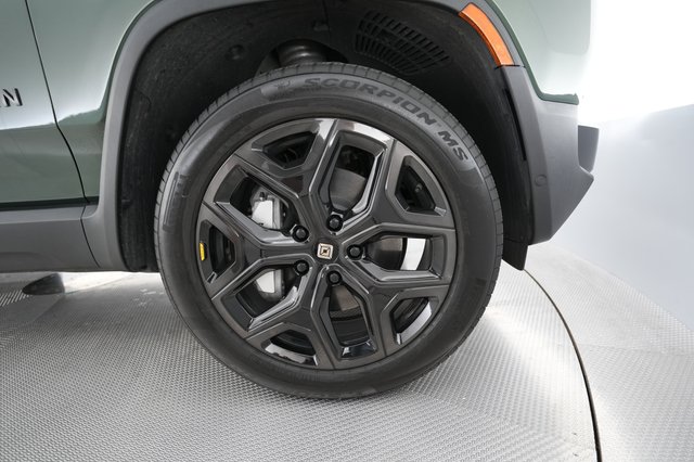 2025 Rivian R1S — photo 17 of 23