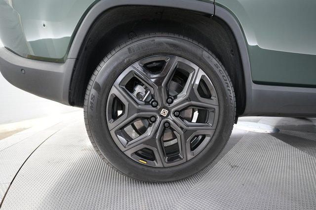 2025 Rivian R1S — photo 16 of 23