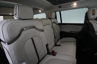 2023 Rivian R1S — photo 4 of 29
