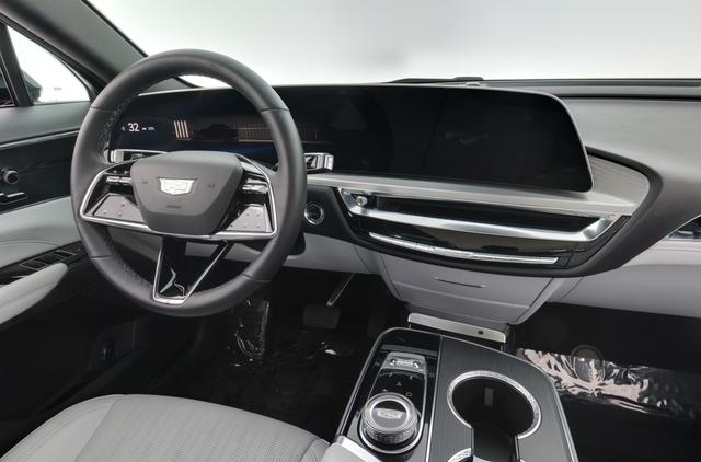 2024 Cadillac LYRIQ — photo 5 of 27