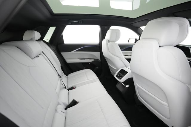 2024 Cadillac LYRIQ — photo 4 of 27