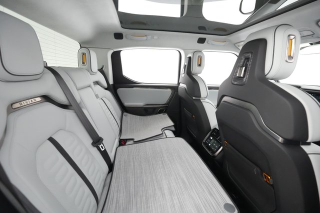 2022 Rivian R1T — photo 4 of 31