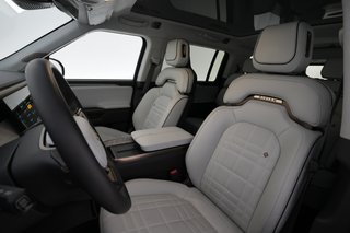 2025 Rivian R1S — photo 3 of 24