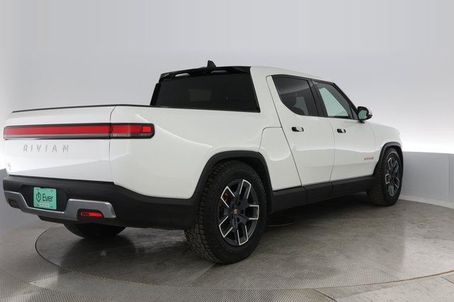 2022 Rivian R1T — photo 9 of 32