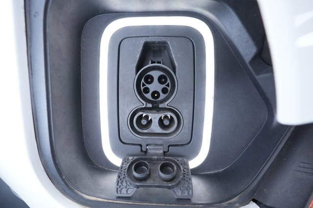 2022 Rivian R1T — photo 24 of 32