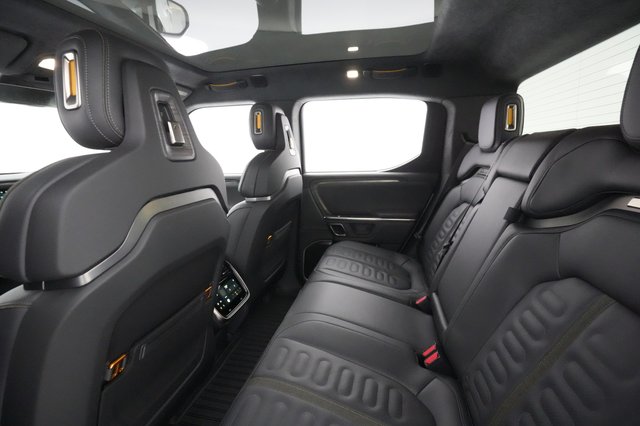 2022 Rivian R1T — photo 18 of 32
