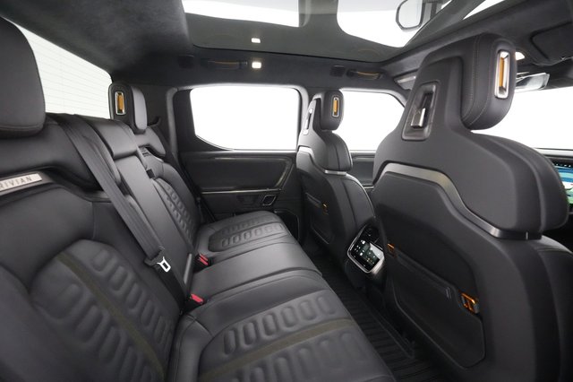 2022 Rivian R1T — photo 3 of 32