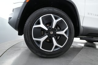2023 Rivian R1S — photo 7 of 26