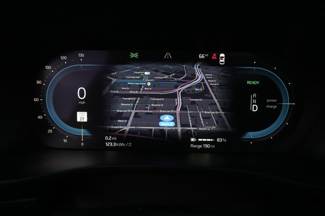 2023 Volvo XC40 Recharge — photo 5 of 31