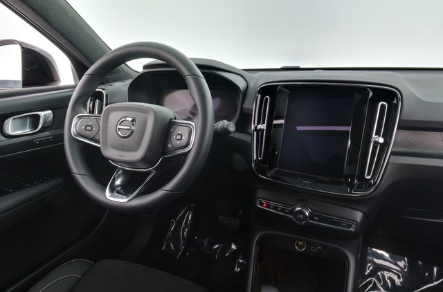 2023 Volvo XC40 Recharge — photo 3 of 31